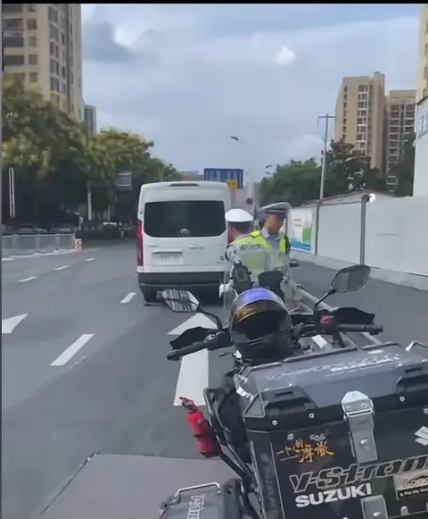 合肥街头神反转！摩友亮出“红头文件”，交警看完直接放行？